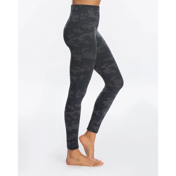 NEW Spanx Look at Me Now Seamless Leggings Black Camo S - Picture 1 of 3